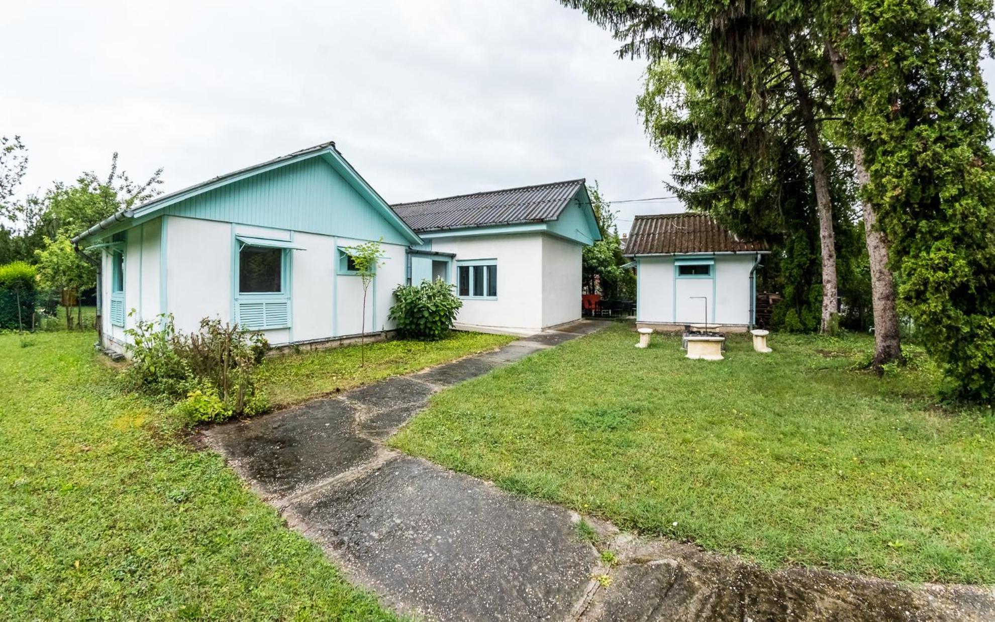 Penge Bungalok Hotel Balatonalmádi Buitenkant foto